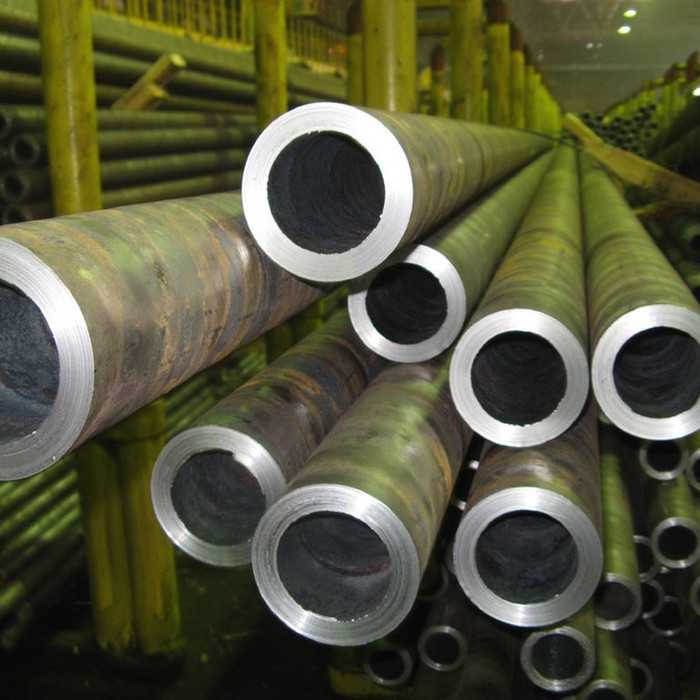 Труба бесшовная горячедеформированная 121х20 мм